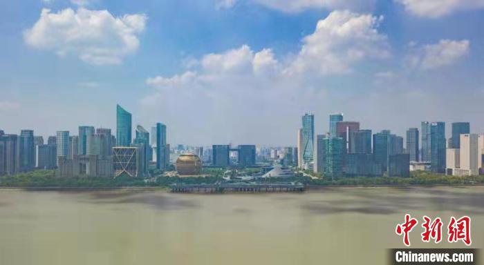 浙江杭州錢塘江畔?！⊥鮿?攝
