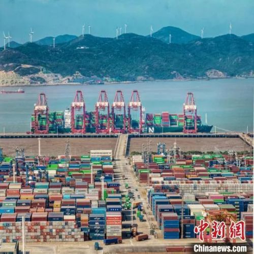 寧波舟山港作業(yè)場景。高雪峰 攝